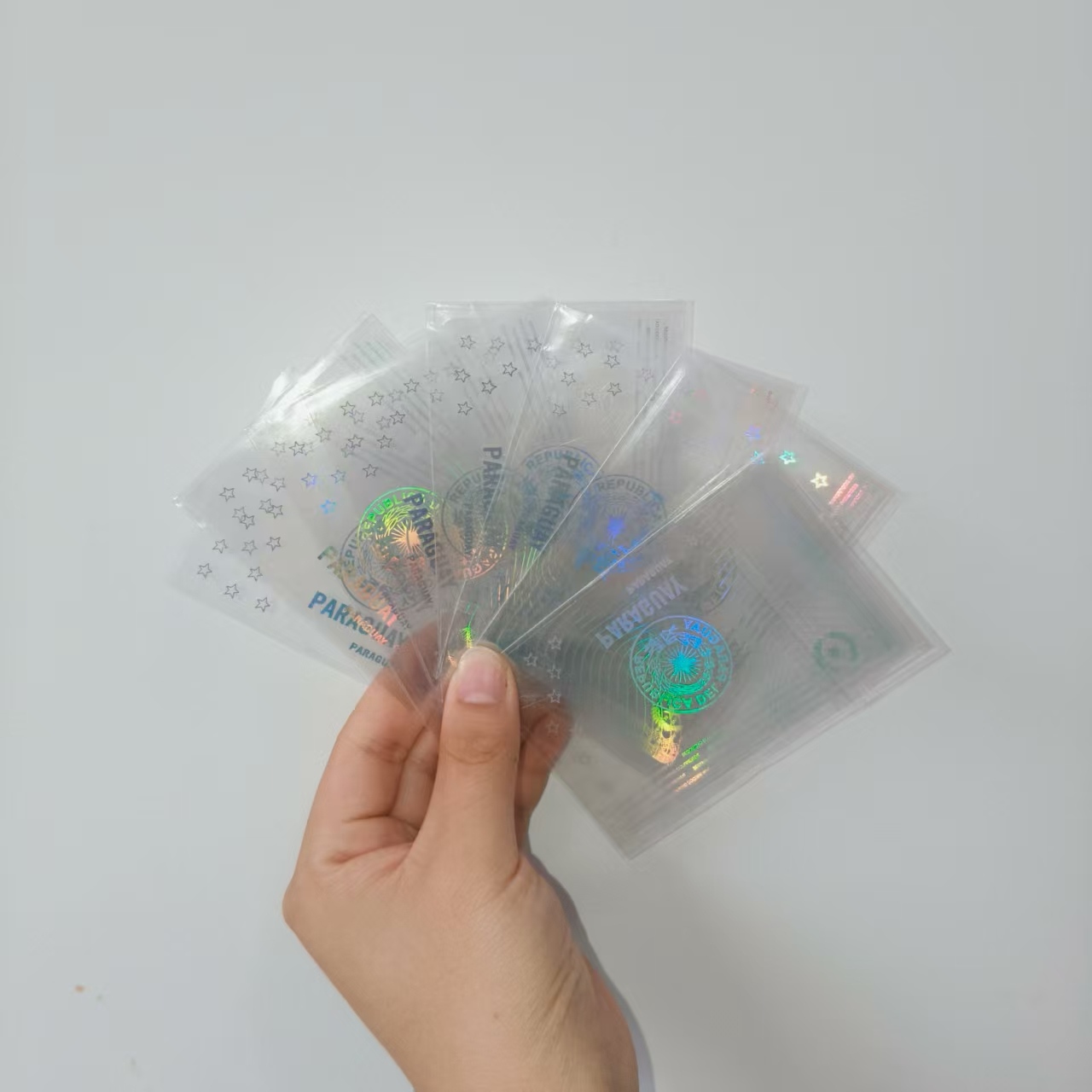 Το Jojo Pack μεταφέρει διαφανή αυτοκόλλητα κάρτας ολογράμματος στην Παραγουάη