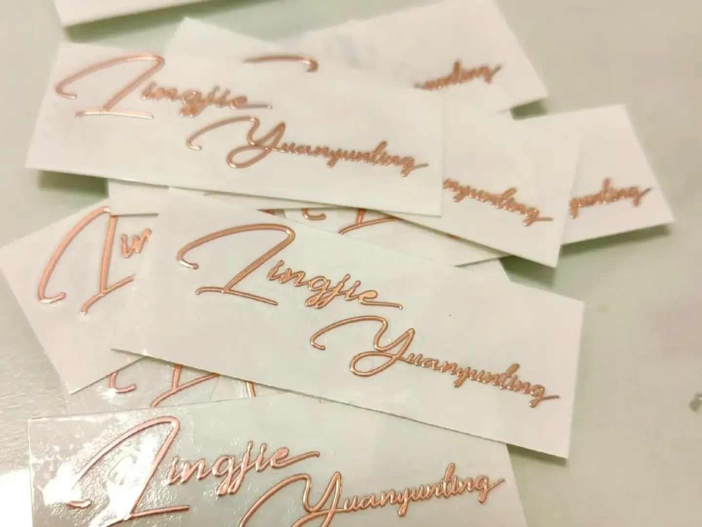 Τα αυτοκόλλητα μεταφοράς αφαιρούνται;